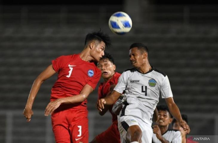 Pesepak bola Singapura U19 Raoul Suhaimi (kiri) berebut bola dengan pesepak bola Timor Leste U19 Jaimito Soares (kanan) dalam laga penyisihan grup Piala AFF U19 di Stadion Madya Senayan, Jakarta, Selasa (5/7/2022). ANTARA FOTO/Akbar Nugroho Gumay/aww