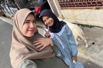 Tampil Berhijab, Shella Bernadetha Panen Pujian