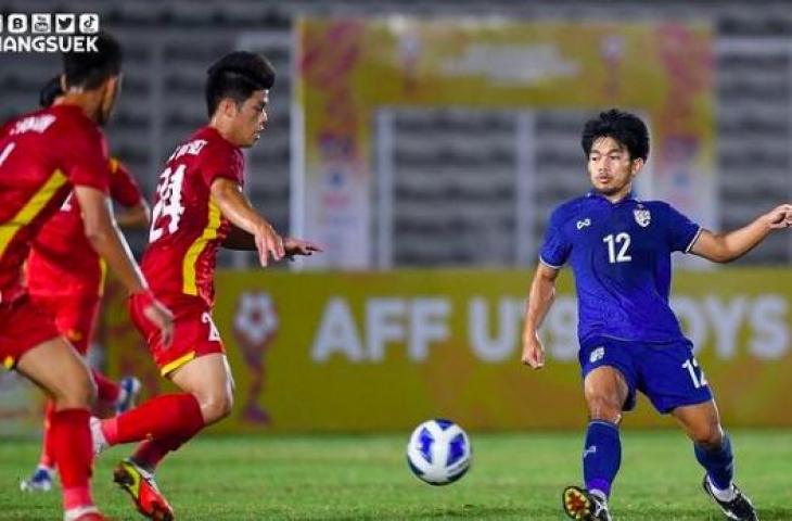 Potret laga Vietnam vs Thailand di Piala AFF U-19 2022 terindikasi curang. (Instagram/changsuek)