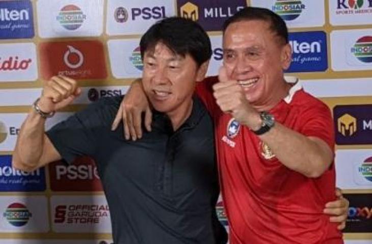 Ketua Umum PSSI Mochamad Iriawan (kanan) merangkul pelatih tim nasional U-19 Indonesia Shin Tae-yong selepas sesi konferensi pers di Stadion Patriot Candrabhaga, Bekasi, Minggu (10/7/2022). Iriawan menegaskan bahwa posisi Shin sebagai pelatih timnas U-19 Indonesia tetap aman meski gagal membawa anak-anak asuhnya ke semifinal Piala AFF U-19 2022. (Michael Siahaan)