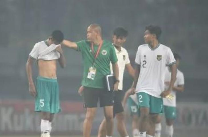 Asisten pelatih Timnas Indonesia Nova Arianto dan sujumlah pemain yang meluapkan kekecewaannya usai laga penyisihan grup Piala AFF U-19 melawan Myanmar U-19 di Stadion Patriot Candrabhaga, Bekasi, Jawa Barat, Minggu (10/7/2022). Meskipun menang dengan skor 5-1, Indonesia U-19 tetap tersingkir dari Piala AFF U-19. ANTARA FOTO/Akbar Nugroho Gumay/hp.