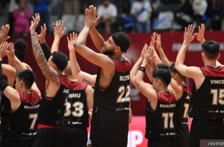 Para punggawa timnas basket Indonesia menyapa para suporter usai mengalahkan Arab Saudi dalam babak penyisihan Grup A FIBA Asia Cup 2022 di Istora Gelora Bung Karno, Senayan, Jakarta, Selasa (12/7/2022). (ANTARA FOTO/Aditya Pradana Putra/aww)