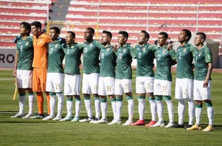 Timnas Bolivia menyanyikan lagu kebangsaan sebelum dimulainya pertandingan melawan Paraguay dalam Kualifikasi Piala Dunia 2022 zona Amerika Selatan di Stadion Hernando Siles, La Paz, pada 14 Oktober 2021. (Javier Mamani/AFP)