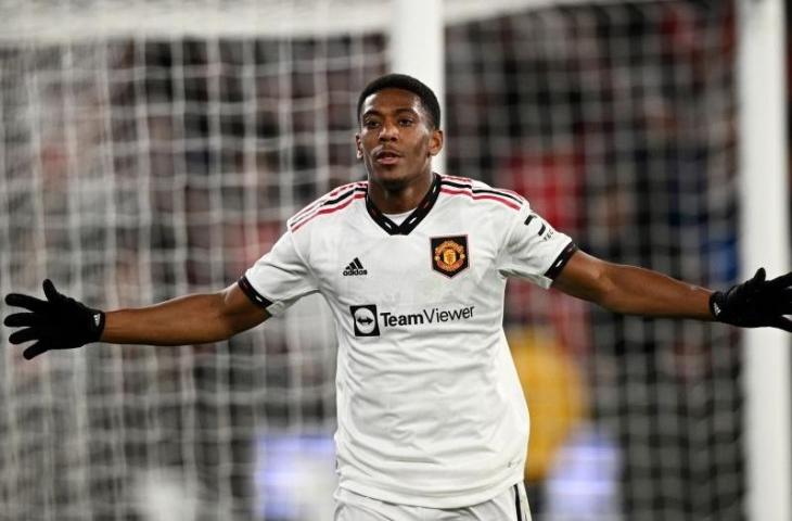 Penyerang Manchester United Anthony Martial melakukan selebrasi usai mencetak gol dalam laga persahabatan pramusim United melawan Crystal Palace di Melbourne Cricket Ground, Melbourne, Australia, 19 Juli 2022. (via REUTERS/AAP AAP)