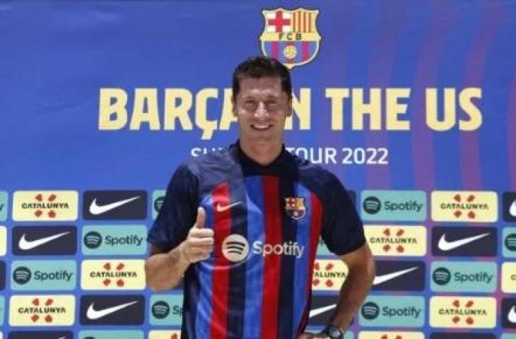 Robert Lewandowski ketika diperkenalkan sebagai pemain baru Barcelona. [Marco BELLO / AFP]