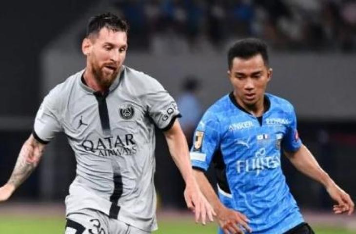 Penyerang Paris Saint-Germain (PSG) Lionel Messi (kiri) dan pemain tengah Kawasaki Frontale Chanathip Songkrasin (kanan) berebut bola selama laga pramusim PSG di Stadion Nasional, Tokyo, Jepang pada 20 Juli 2022. Kazuhiro NOGI / AFP