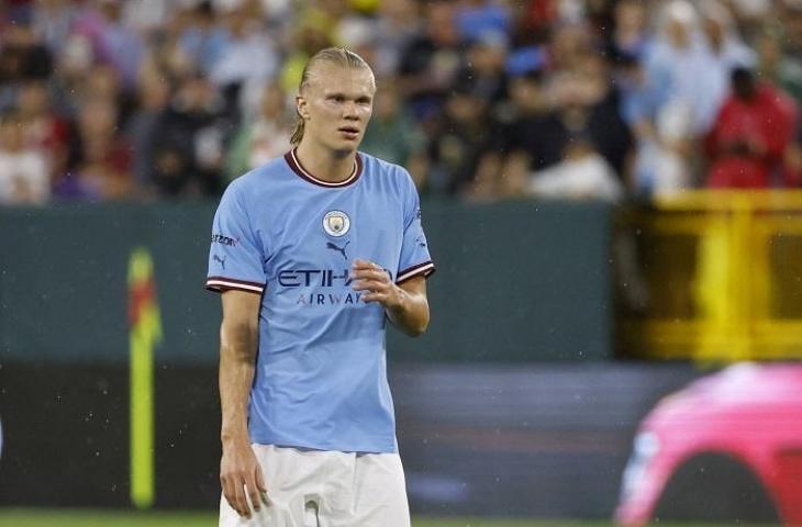 Erling Haaland saat Manchester City lawan Bayern Munchen di laga pramusim Minggu (24/7/2022). (AFP/Kamil Krzaczynski)