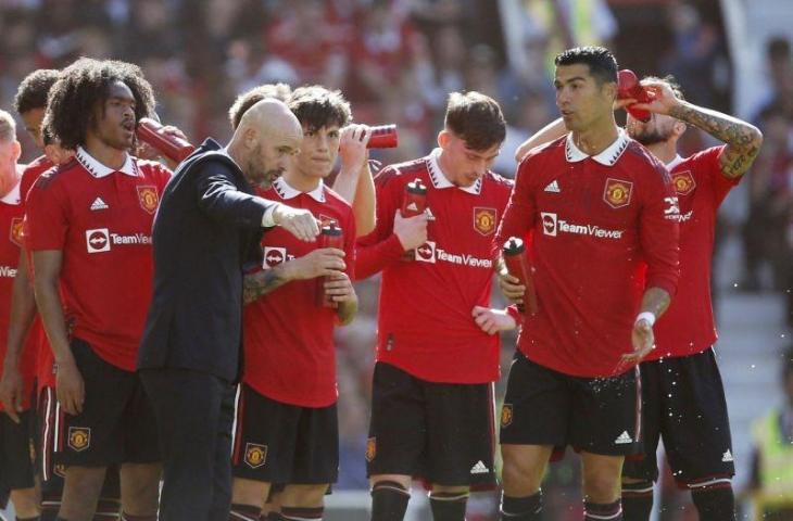 Manajer Manchester United Erik ten Hag berbicara dengan Alejandro Garnacho dan Cristiano Ronaldo saat jeda minum dalam laga persahabatan pramusim antara Manchester United dan Rayo Vallecano di Old Trafford, Manchester, Inggris, 31 Juli 2022. (Action Images via Reuters/ED SYKES)