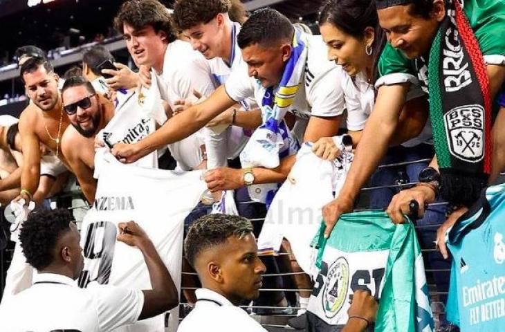 Viral di media sosial Rodrygo Goes tandatangani bendera PSS Sleman saat tur di Amerika Serikat. (Instagram/mrancelotti)