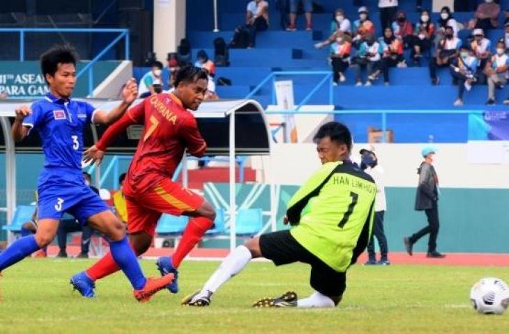 Pemain Timnas Indonesia Cahyana (tengah) membobol gawang Cambodia saat laga penyisihan CP Football 11th ASEAN Para Games 2022, di Stadion UNS, Solo, Selasa (2/8/2022). Indonesia menang 7-1. [INASPOC/Yoma Times Suryadi/Ali]