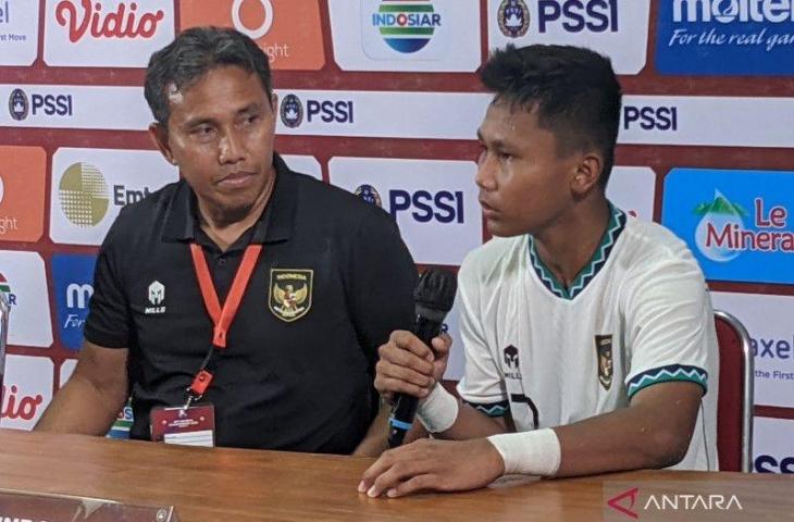 Pelatih tim nasional U-16 Indonesia Bima Sakti (kiri) dan pemainnya Muhammad Nabil Asyura memberikan pernyataan kepada pewarta usai pertandingan Grup A melawan Singapura di Stadion Maguwoharjo, Sleman, Yogyakarta, Rabu (3/8/2022). Laga itu dimenangkan Indonesia dengan skor 9-0. (Michael Siahaan)