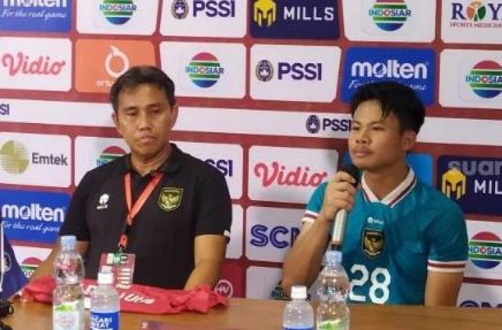 Bima Sakti dan Andrika Fathir Rachman dalam konferensi pers usai timnas Indonesia U-16 melaju ke final Piala AFF U-16 2022. (Suara.com/Arif Budi)