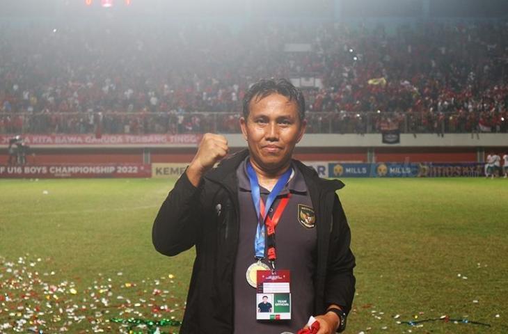 Pelatih Timnas Indonesia U-16, Bima Sakti, usai meraih trofi juara Piala AFF U-16 2022. (chatwithamelia.xyz/Irwan Febri Rialdi)