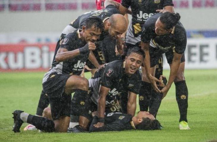 Pemain Dewa United FC berselebrasi merayakan gol yang dicetak Rangga Muslim Perkasa (bawah) ke gawang PSIS Semarang pada pertandingan grup A Piala Presiden 2022 di Stadion Manahan, Solo, Jawa Tengah, Jumat (17/6/2022). [ANTARA FOTO/Mohammad Ayudha/wsj]