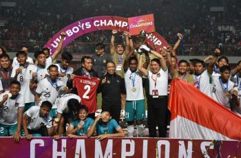 Momen Menpora dan Ketua Umum PSSI Ikut Angkat Trofi Piala AFF U-16 2022, Netizen Heran