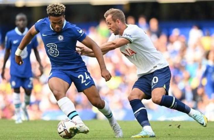 Pemain Chelsea, Recce James, tengah berusaha direbut oleh Harry Kane. (AFP/Glyn Kirk)