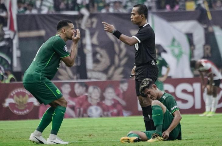 Wasit Mansyur dipotres Leo Lelis setelah gol Silvio Junior tke gawang Madura United tidak disahkan. (Dok. Persebaya)