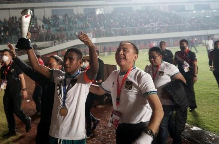 Pemain Timnas Indonesia U-16 bersama Ketua Umum PSSI Mochamad Iriawan merayakan kemenangan seusai mengalahkan Timnas Vietnam U-16 saat laga final AFF U-16 2022 di Stadion Maguwoharjo, Depok, Sleman, D.I Yogyakarta, Jumat (8/12/2022). [ANTARA FOTO/Andreas Fitri Atmoko/rwa]