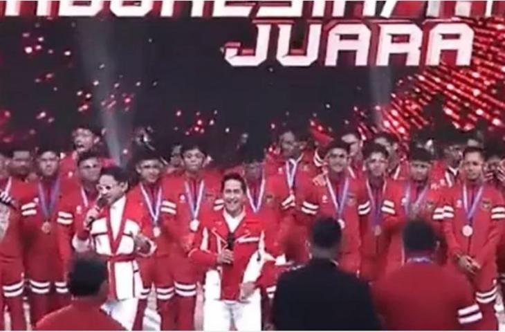 Para pemain Timnas Indonesia U-16 tampil di acara dangdut di Indosiar, Rabu (17/8/2022). [Tangkapan layar Vidio]