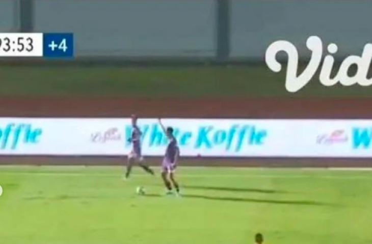 Momen Osas Saha joget-joget saat Persita Tangerang kalahkan Persikabo 1973 5-3. (Instagram)