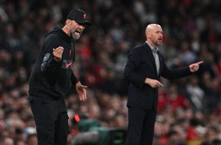 Erik Ten Hag dan Jurgen Klopp usai Manchester United kalahkan Liverpool 2-1. (AFP)