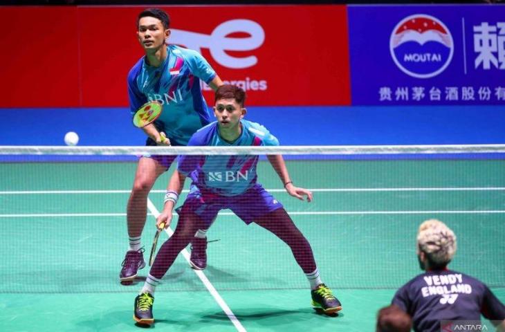 Pebulu tangkis ganda putra Indonesia Muhammad Rian Ardianto dan Fajar Alfian ALFIAN berhadapan dengan pebulu tangkis Inggris Ben Lane dan Sean Vendy pada perempat final BWF World Championships 2022 di Tokyo Metropolitan Gymnasium, Tokyo, Jepang, Jumat (26/8/2022). Fajar Rian melaju ke semifinal setelah mengalahkan pasangan Inggris tersebut 21-11 dan 21-16. ANTARA FOTO/Naoki Morita/AFLO SPORT/rwa.