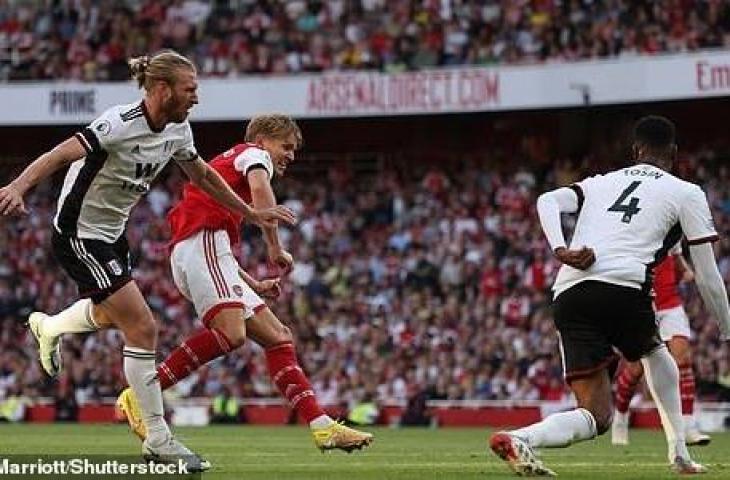 Aksi Martin Odegaard cetak gol saat Arsenal kalahkan Fulham 2-1. (Shutterstock)