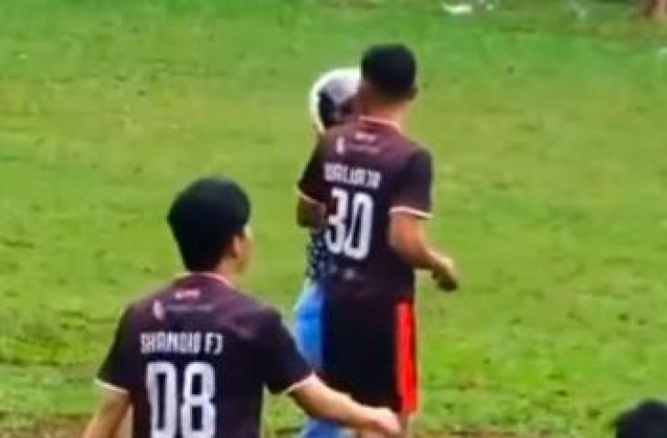 Video pesepak bola dipaksa keluar lapangan gegara dijemput pacar tengah jadi sorotan di media sosial. (Instagram)