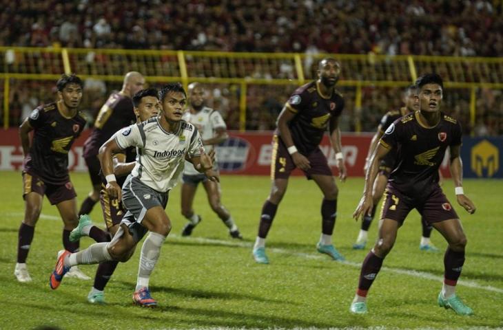 Aksi Rachmat Irianto saat Persib Bandung dilumat PSM Makassar 1-5. (Dok. Persib)