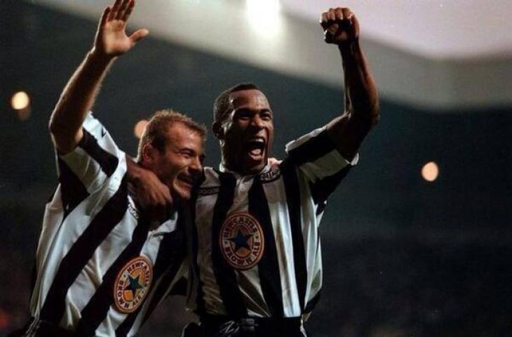 Alan Shearer and Les Ferdinand saat bermain di Newcastle United. (Twitter)