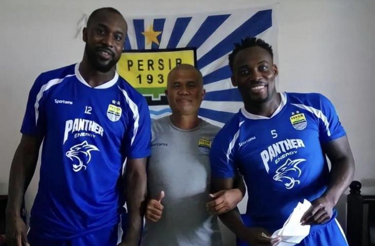 Eks Chelsea, Carlton Cole membagikan momen bersama kitman Persib Bandung. (Twitter/@CarltonCole1)