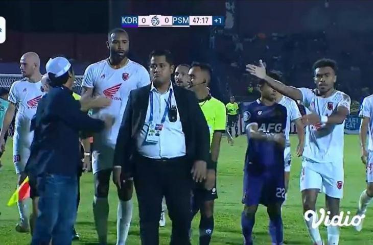 Panpel masuk ke lapangan saat laga Persik Kediri vs PSM Makassar. (Screencaptur Video.com)