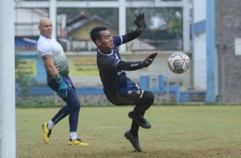 Kiper Persib Belajar Menekuk 110 Derajat: Mohon Doanya