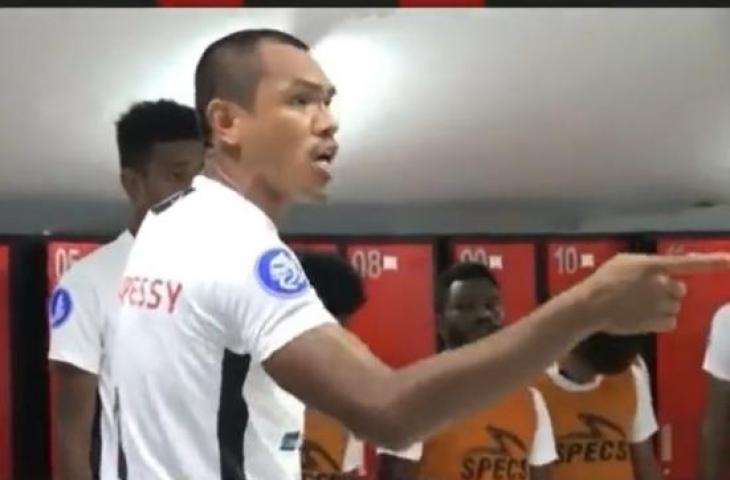 Ricardo Salampessy sat memberikan motivasi kepada para pemain Persipura Jayapura (Twitter)