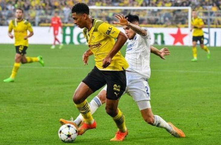 Bek keturunan Indonesia, Kevin Diks saat tampil menghadapi Borussia Dortmund di Liga Champions. (UWE KRAFT / AFP)