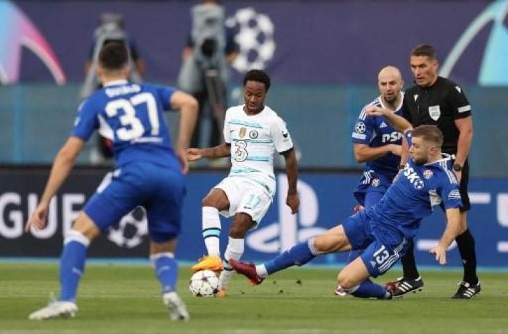 Aksi Raheem Streling saat Chelsea kalah lawan Dinamo Zagreb 0-1 di Liga Champions. (AFP)