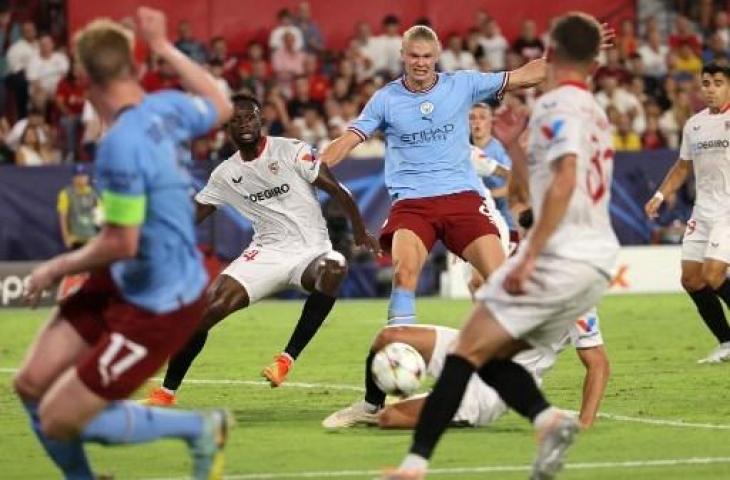 Erling Haaland borong dua gol saat Manchester City kalahkan Sevilla 4-0 di fase grup Liga Champions 2022/2023. (AFP)