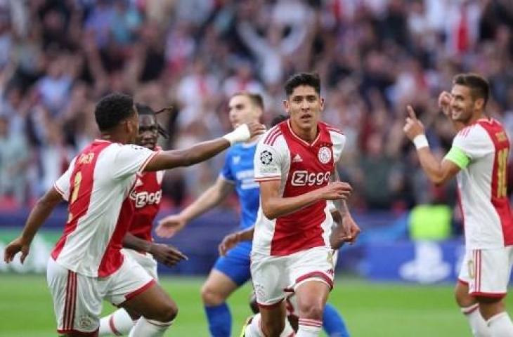 Selebrasi Edson Alvarez usai cetak gol saat Ajax Amsterdama hajar Rangers 4-0 di fase grup Liga Champions 2022/2023. (AFP)