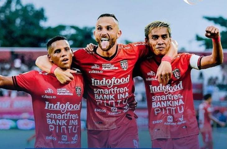 Ilija Spasojevic merayakan hattrick bersama para pemain Bali United (Instagram)