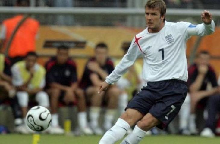 David Beckham melakukan tendangan bebas saat berseragam Timnas Inggris di Piala Dunia 2006. (Roberto Schmidt/AFP)