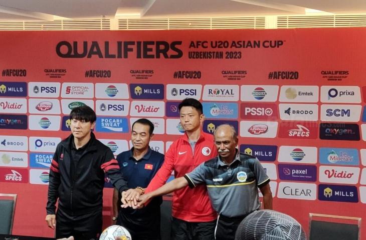 Pelatih Timnas U-19 Shin Tae-yong bersama tiga pelatih Grup F Kualifikasi Piala Asia U-20 2023 saat konferensi pers, Selasa (13/9/2022). (chatwithamelia.xyz/Arif Budi S.)