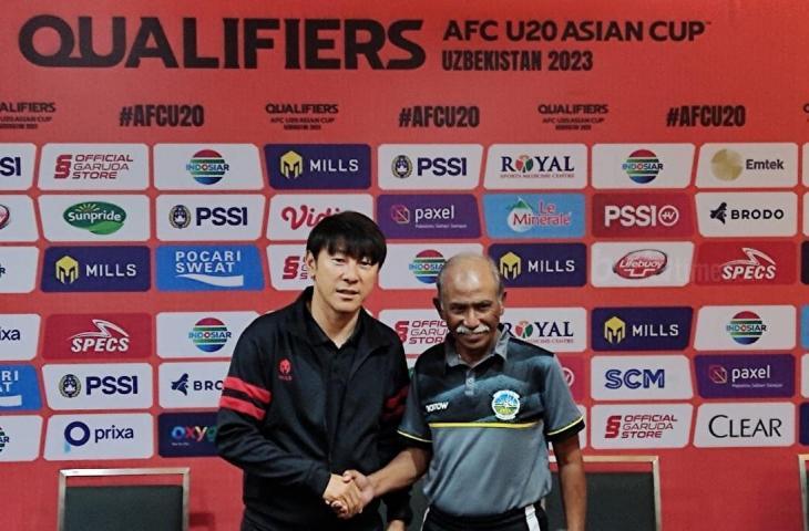 Pelatih Timnas Indonesia U-19 Shin Tae-yong dan pelatih Timor Leste U-19 Gopalkrishnan A S Ramasamy saat konpres jelang Kualifikasi Piala Asia U-20  2023. (chatwithamelia.xyz/Arif Budi S)