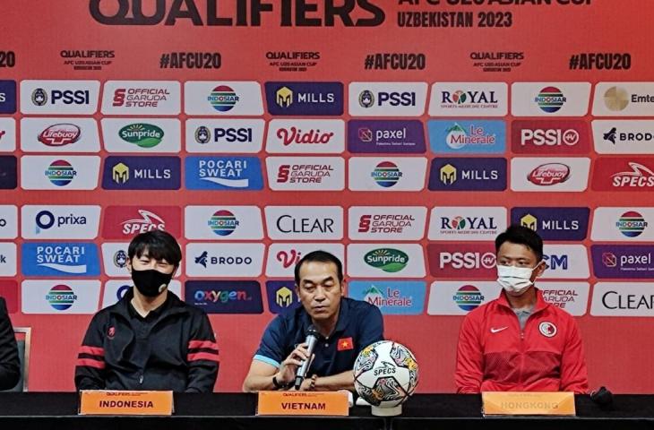 Pelatih Timnas Vietnam U-19, Dinh The Nam (tengah) di konferensi pers jelang Kualifikasi Piala Asia U-20 2023. (Bolatimes/Arif Budi S)