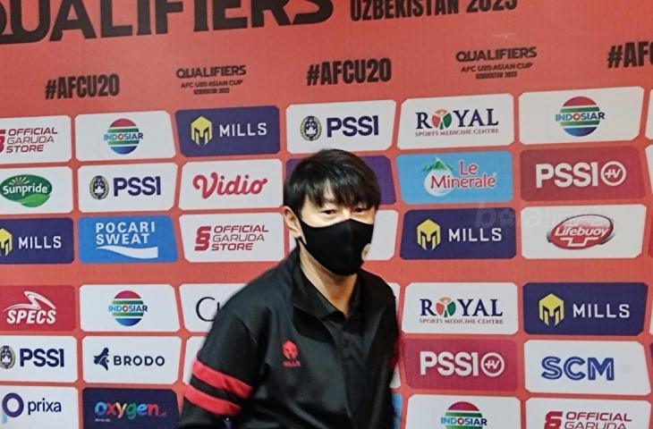 Pelatih Timnas Indonesia U-19 Shin Tae-yong dalam konpres Kualifikasi Piala Asia U-20 2023. (chatwithamelia.xyz/Arif Budi S.)