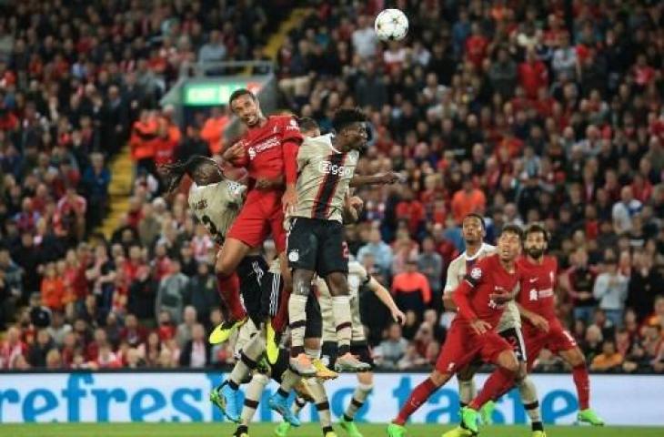 Momen Joel Matip cetak gol penentu kemenangan Liverpool atas Ajax dengan skor 2-1 di Liga Champions 2022/2023. (AFP)