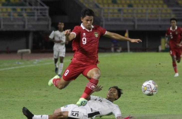 Pemain Indonesia Hokky Caraka saat berusaha melewati hadangan pemain Timor Leste dalam pertandingan Grup F babak kualifikasi Piala Asia U-20 di Stadion Gelora Bung Tomo Surabaya, Rabu (14/9/2022) malam. ANTARA/Moch Asim.