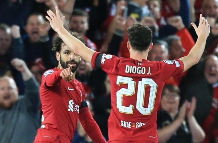 Mohamed Salah (kiri) melakukan selebrasi usai mencetak gol pertama Liverpool ke gawang Ajax dalam pertandingan Grup A Liga Champions pada 14 September 2022. (Antara/AFP/Lindsey Parnaby)