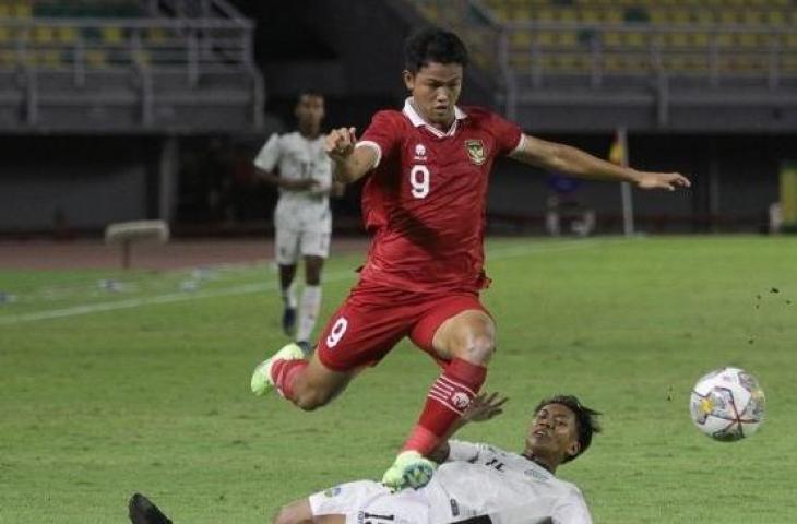 Pemain Timnas Indonesia U-19, Hokky Caraka berusaha melewati hadangan pemain Timor Leste dalam pertandingan Grup F Kualifikasi Piala Asia U-20 di Stadion Gelora Bung Tomo Surabaya, Rabu (14/9/2022) malam. (ANTARA/Moch Asim)