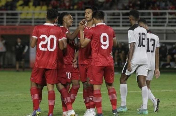 Pemain Timnas Indonesia U-19, Hokky Caraka Brilliant melakukan selebrasi bersama rekannya usai mencetak gol saat kalahkan Timor-Leste 4-0 pada pertandingan kualifikasi Piala Asia U-20 2023 Grup F di Stadion Gelora Bung Tomo, Surabaya, Jawa Timur, Rabu (14/9/2022). (ANTARA FOTO/Moch Asim/foc)