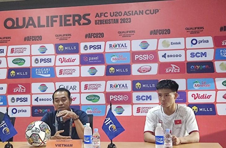 Pelatih Vitenam U-19, Dihn The Nam saat konferensi pers usai kalahkan Timor Leste 4-0. (chatwithamelia.xyz/Arif Budi S)